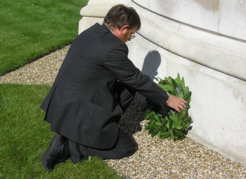 Professor Peter Gaunt laying a wreath