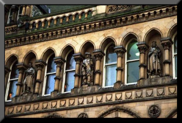 Cromwell'e statue on Bradford City Hall